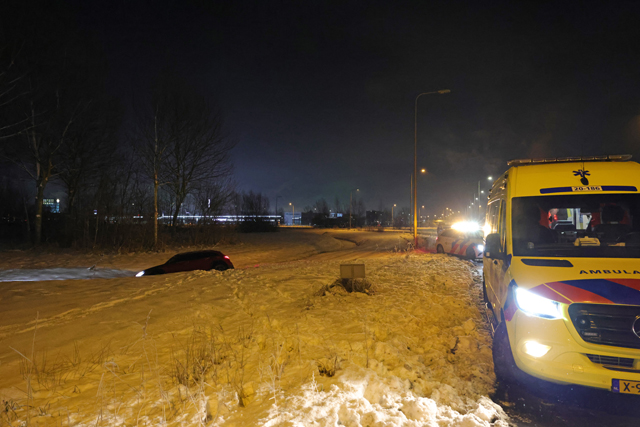 Auto belandt in sloot langs A59 Waalwijk na slip op sneeuwresten