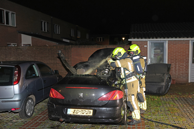Brandstichting aan de Erve: ruit ingeslagen en auto van binnenuit verwoest