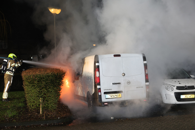 Buurt opgeschrikt door harde knal: bestelbus brandt volledig uit in Esdoornstraat