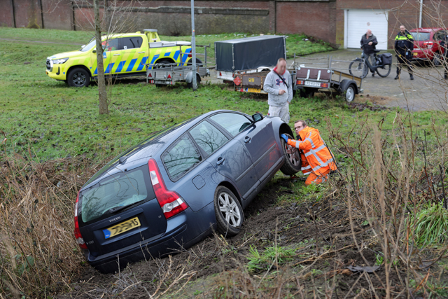 Auto gelanceerd over zandbult na rammen verkeersbord bij Waalwijk-Oost