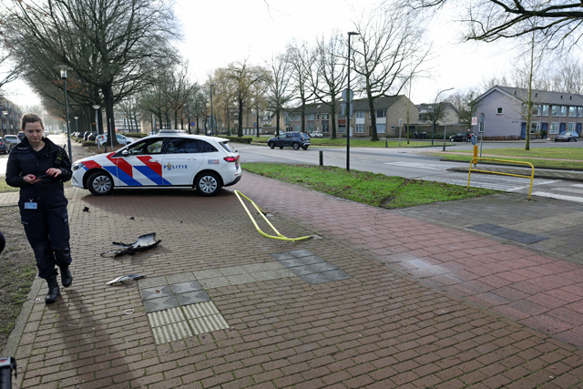 Auto schiet over zebrapad en eindigt op grasveld aan de Balade Waalwijk