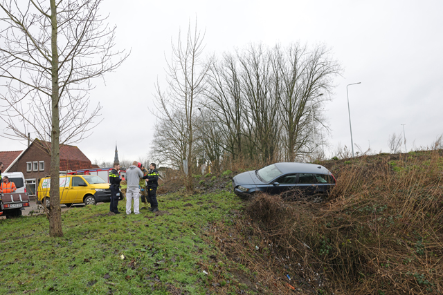 Auto gelanceerd over zandbult na rammen verkeersbord bij Waalwijk-Oost