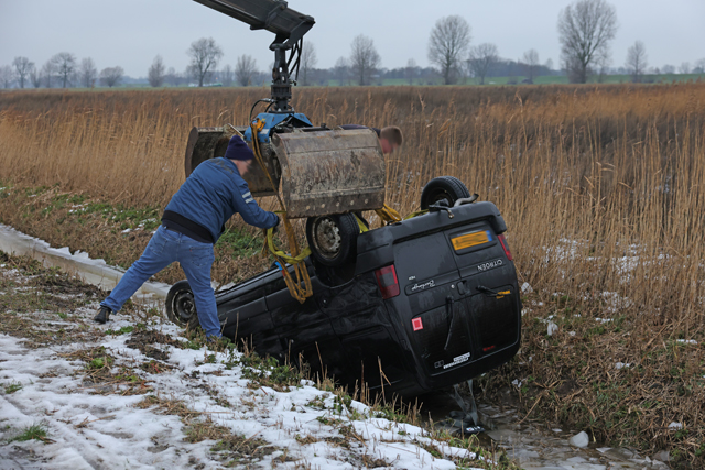 Auto op zijn kop in de sloot door spekgladde Zomerdijk Waalwijk