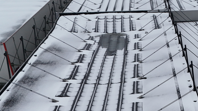 Dak van bedrijfshal Willems Logistics in Waalwijk ingestort door zware sneeuwlast