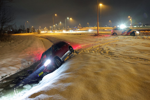 Auto belandt in sloot langs A59 Waalwijk na slip op sneeuwresten