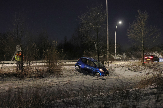 Auto strandt in diepe sneeuw na slippartij op Midden-Brabantweg Waalwijk