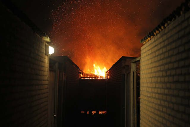 Grote schade door felle schuurbrand aan het Max Regerpark Waalwijk