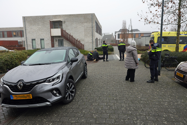 Scooterrijder lichtgewond na botsing met auto in Burgemeester van Prooijenstraat