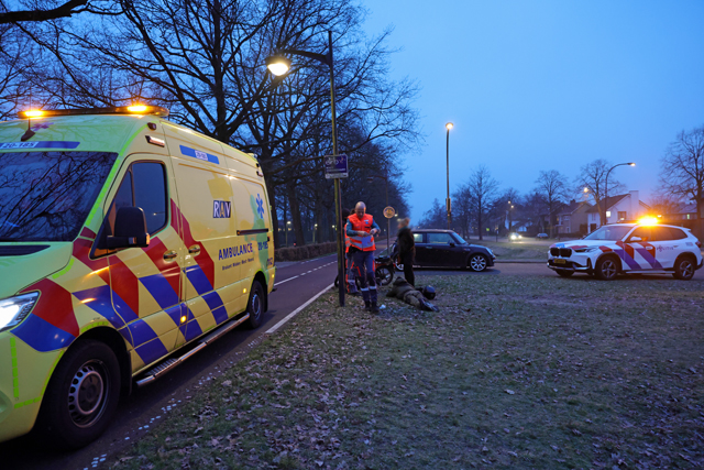 Brommerrijder lichtgewond na botsing met auto op Halve Zolenpad