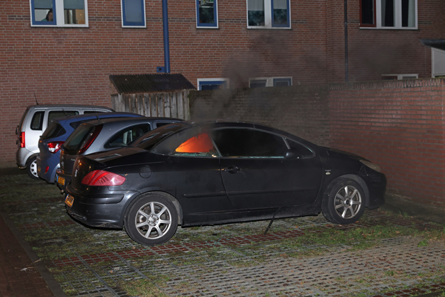 Brandstichting aan de Erve: ruit ingeslagen en auto van binnenuit verwoest