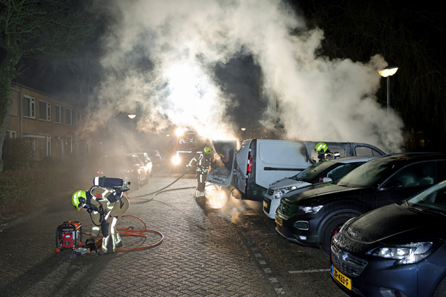 Buurt opgeschrikt door harde knal: bestelbus brandt volledig uit in Esdoornstraat