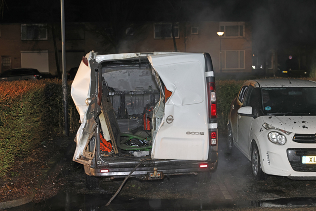 Buurt opgeschrikt door harde knal: bestelbus brandt volledig uit in Esdoornstraat