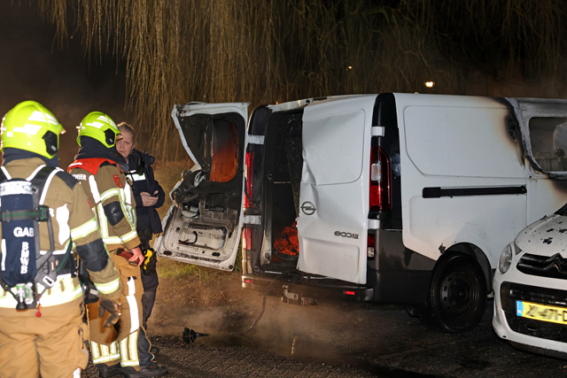 Buurt opgeschrikt door harde knal: bestelbus brandt volledig uit in Esdoornstraat