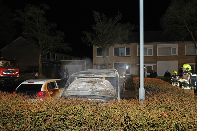 Buurt opgeschrikt door harde knal: bestelbus brandt volledig uit in Esdoornstraat