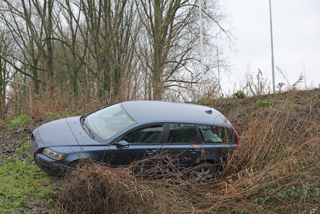 Auto gelanceerd over zandbult na rammen verkeersbord bij Waalwijk-Oost
