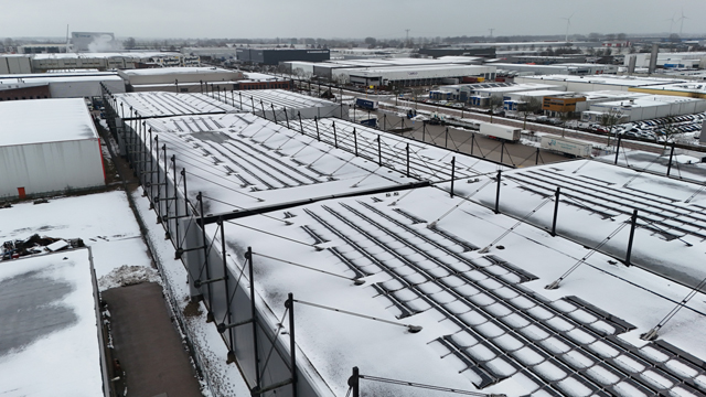 Dak van bedrijfshal Willems Logistics in Waalwijk ingestort door zware sneeuwlast