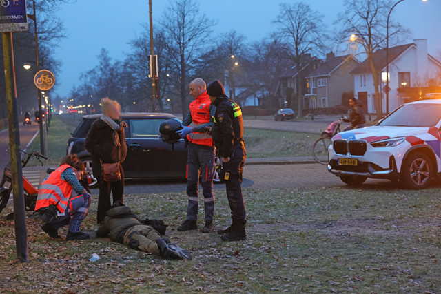 Brommerrijder lichtgewond na botsing met auto op Halve Zolenpad
