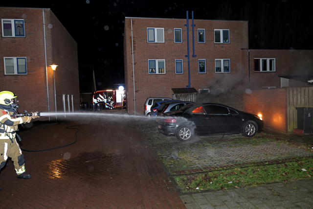 Brandstichting aan de Erve: ruit ingeslagen en auto van binnenuit verwoest