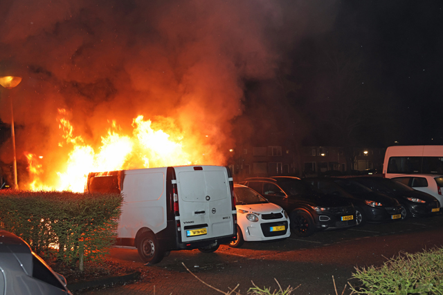 Buurt opgeschrikt door harde knal: bestelbus brandt volledig uit in Esdoornstraat