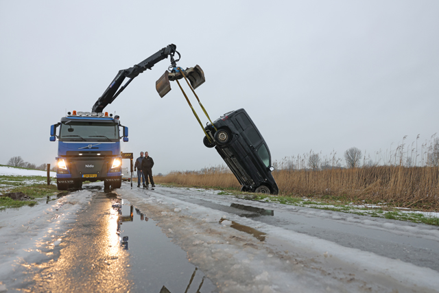 Auto op zijn kop in de sloot door spekgladde Zomerdijk Waalwijk
