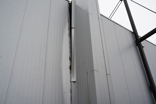 Dak van bedrijfshal Willems Logistics in Waalwijk ingestort door zware sneeuwlast