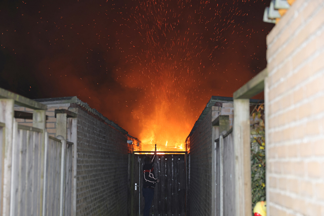 Grote schade door felle schuurbrand aan het Max Regerpark Waalwijk