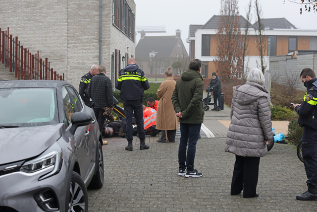 Scooterrijder lichtgewond na botsing met auto in Burgemeester van Prooijenstraat
