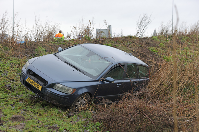 Auto gelanceerd over zandbult na rammen verkeersbord bij Waalwijk-Oost
