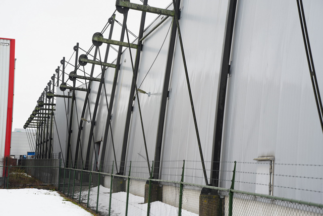 Dak van bedrijfshal Willems Logistics in Waalwijk ingestort door zware sneeuwlast