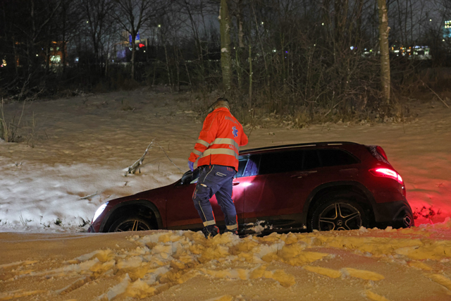 Auto belandt in sloot langs A59 Waalwijk na slip op sneeuwresten