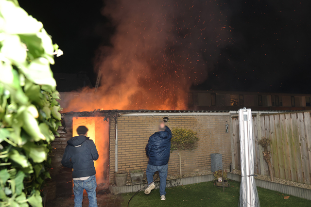 Grote schade door felle schuurbrand aan het Max Regerpark Waalwijk