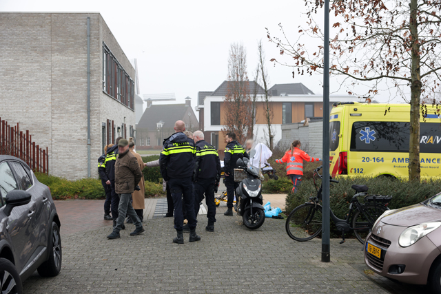 Scooterrijder lichtgewond na botsing met auto in Burgemeester van Prooijenstraat