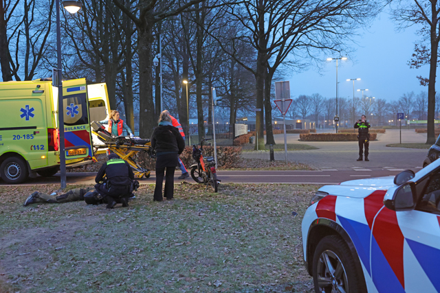Brommerrijder lichtgewond na botsing met auto op Halve Zolenpad