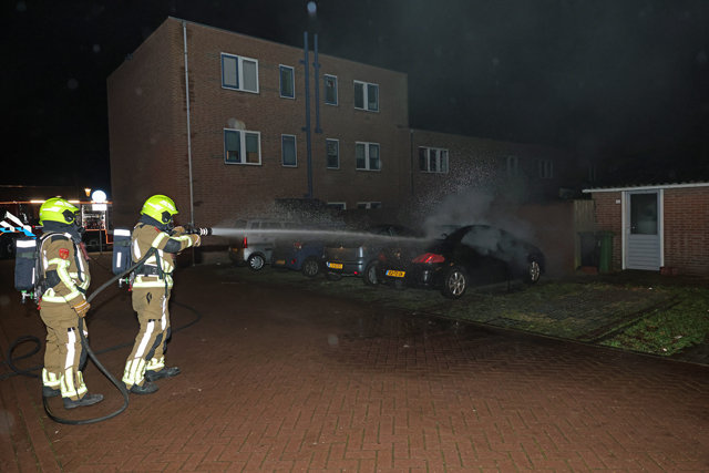 Brandstichting aan de Erve: ruit ingeslagen en auto van binnenuit verwoest
