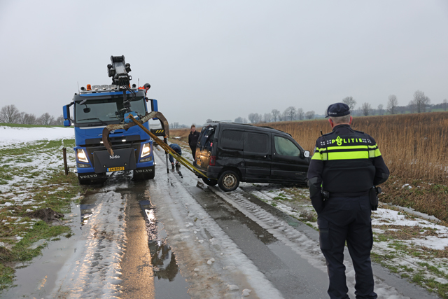 Auto op zijn kop in de sloot door spekgladde Zomerdijk Waalwijk