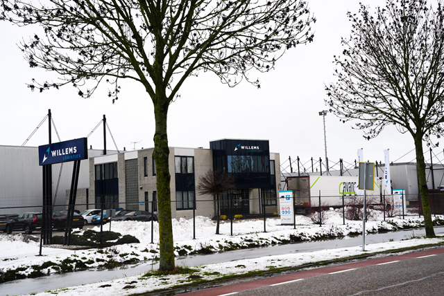 Dak van bedrijfshal Willems Logistics in Waalwijk ingestort door zware sneeuwlast