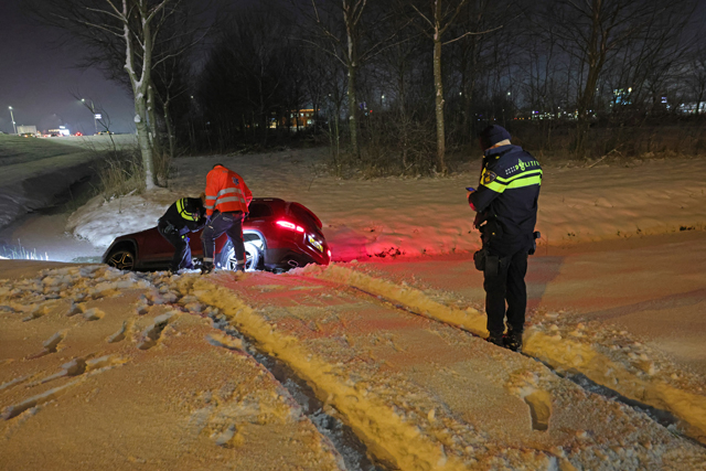 Auto belandt in sloot langs A59 Waalwijk na slip op sneeuwresten