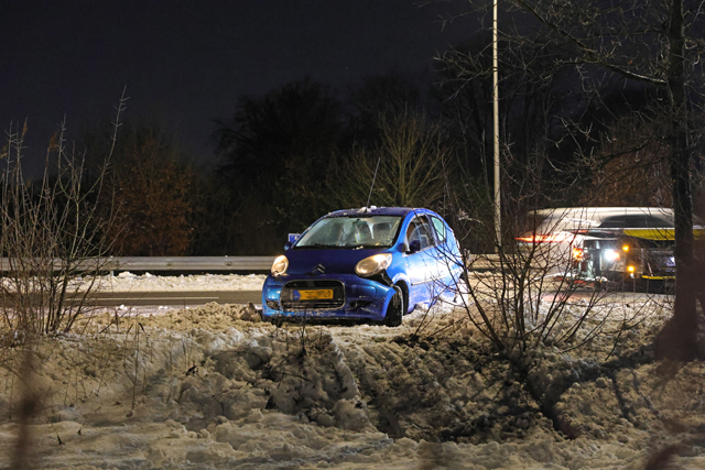 Auto strandt in diepe sneeuw na slippartij op Midden-Brabantweg Waalwijk