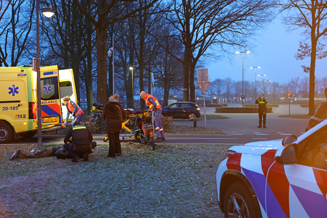 Brommerrijder lichtgewond na botsing met auto op Halve Zolenpad