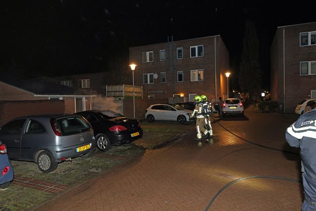 Brandstichting aan de Erve: ruit ingeslagen en auto van binnenuit verwoest
