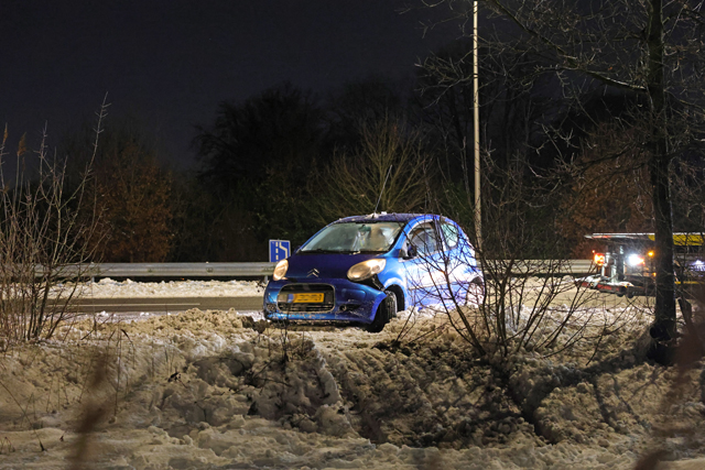 Auto strandt in diepe sneeuw na slippartij op Midden-Brabantweg Waalwijk