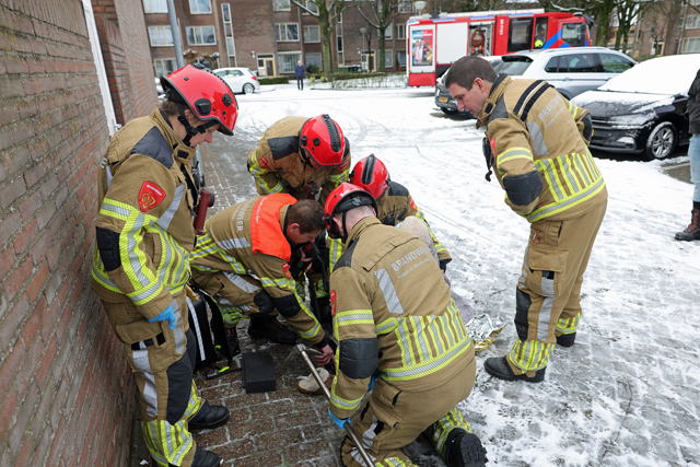Brandweer bevrijdt meisje met voet klem in put op Diederikhof Waalwijk