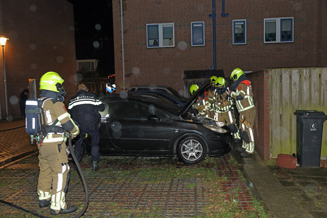 Brandstichting aan de Erve: ruit ingeslagen en auto van binnenuit verwoest