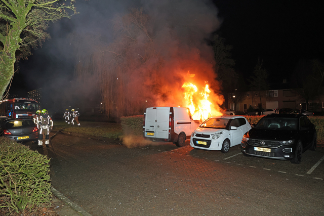 Buurt opgeschrikt door harde knal: bestelbus brandt volledig uit in Esdoornstraat