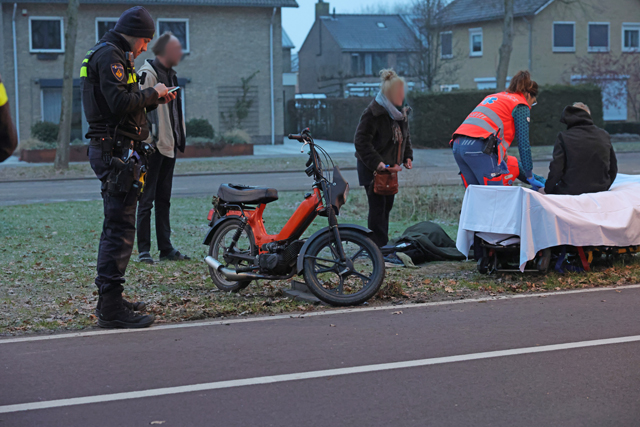 Brommerrijder lichtgewond na botsing met auto op Halve Zolenpad