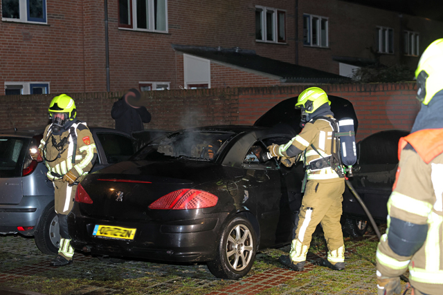 Brandstichting aan de Erve: ruit ingeslagen en auto van binnenuit verwoest