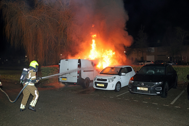 Buurt opgeschrikt door harde knal: bestelbus brandt volledig uit in Esdoornstraat