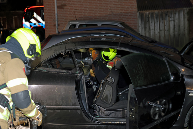 Brandstichting aan de Erve: ruit ingeslagen en auto van binnenuit verwoest