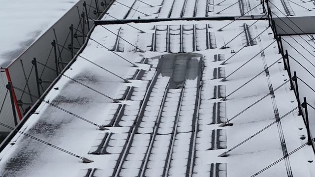 Dak van bedrijfshal Willems Logistics in Waalwijk ingestort door zware sneeuwlast