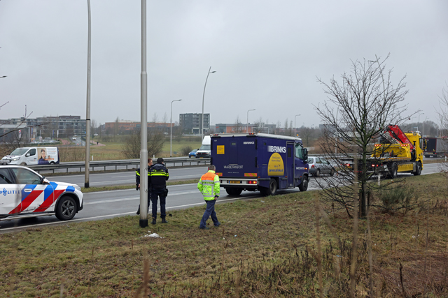 Politie bewaakt gestrande geldwagen op Midden-Brabantweg Waalwijk
